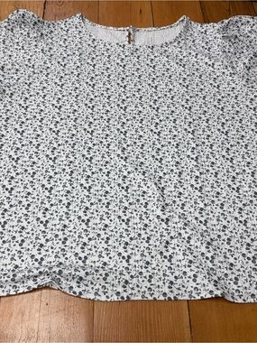 Womens Grayand White Floral top size XXL